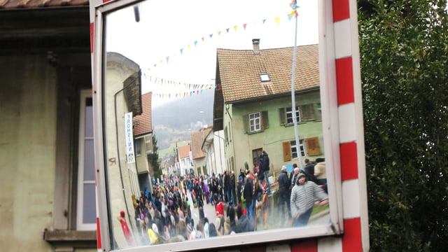 Publikumsaufmarsch durch einen Spiegel fotografiert Publikumsaufmarsch durch einen Spiegel fotografiert