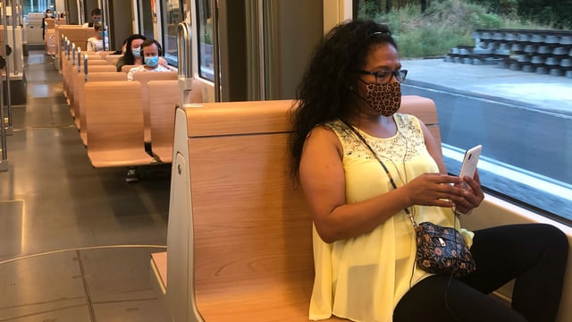 Passagiere mit Gesichtsmaske in einem Basler Tram. Passagiere mit Gesichtsmaske in einem Basler Tram.