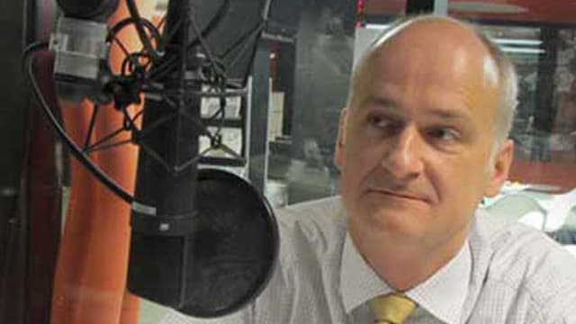 Marcel Ruf sitzt in einem Aufnahmestudie des Schweizer Radios. Vor ihm das Aufnahmegerät. Marcel Ruf sitzt in einem Aufnahmestudie des Schweizer Radios. Vor ihm das Aufnahmegerät.