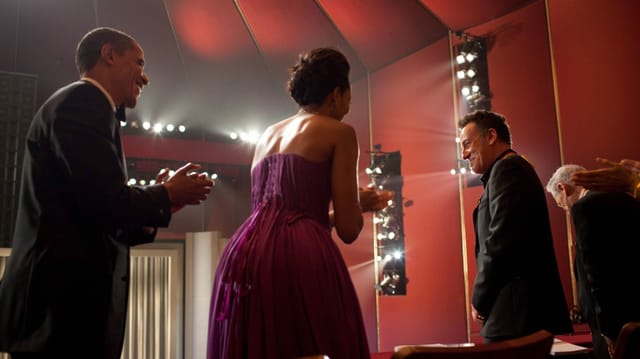Ex-Präsident Obama und seine Frau applaudieren für Springsteen, der neben ihnen steht Ex-Präsident Obama und seine Frau applaudieren für Springsteen, der neben ihnen steht