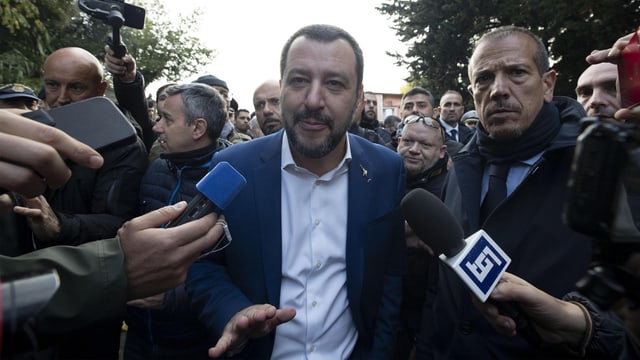 Matteo Salvini umringt von Medienleuten