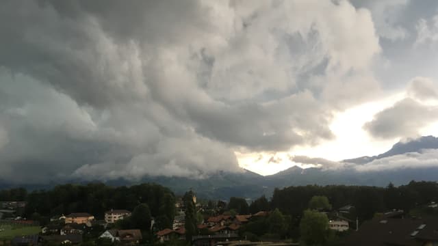 Eine mächtige Gewitterwalze lag am Freitagabend über dem Thunersee. Eine mächtige Gewitterwalze lag am Freitagabend über dem Thunersee.