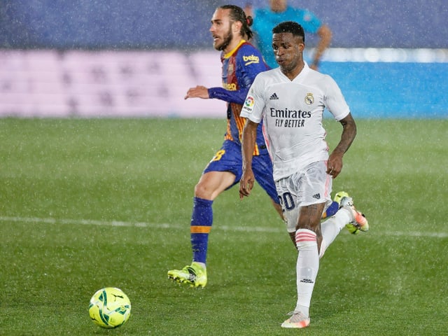 Real Madrids Vinicius Junior im Zweikampf mit Barcelonas Oscar Mingueza. Real Madrids Vinicius Junior im Zweikampf mit Barcelonas Oscar Mingueza.