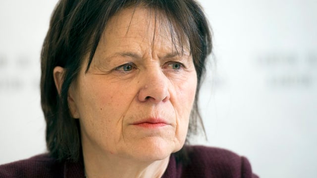 Esther Waeber-Kalbermatten schaut etwas verkniffen, ihr Sitz wackelt. Esther Waeber-Kalbermatten schaut etwas verkniffen, ihr Sitz wackelt.