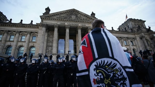 Geballte Symbolik: Eisernes Kreuz, Preussenadler und Schwarz-Weiss-Rot fürs Kaiserrreich. Geballte Symbolik: Eisernes Kreuz, Preussenadler und Schwarz-Weiss-Rot fürs Kaiserrreich.