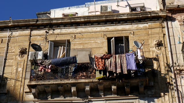 Altes Haus an dem die Wäsche am Balkon hängt. Altes Haus an dem die Wäsche am Balkon hängt.