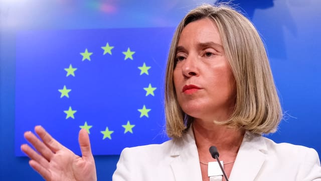 Frau am Rednerpult Frau am Rednerpult