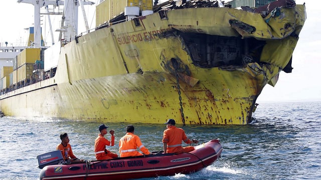 Rettungsboot vor beschädigtem Frachter Rettungsboot vor beschädigtem Frachter