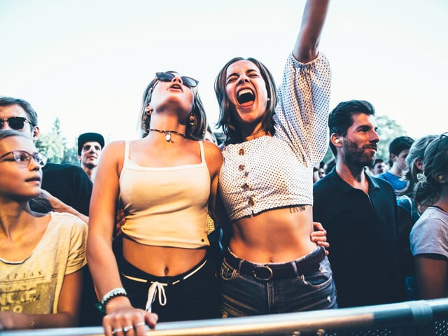 Zwei Frauen in der ersten Reihe