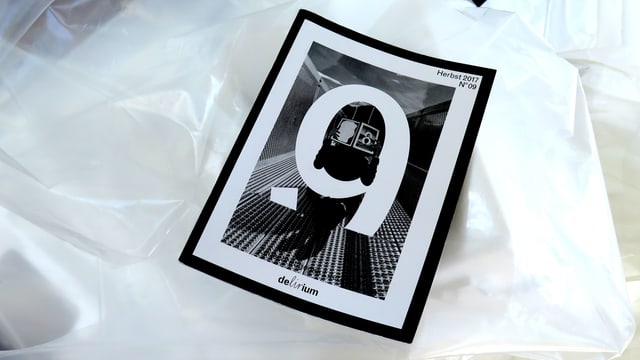 Das Magazin Delirium liegt auf einer zerknitterten Plastiktüte. Das Magazin Delirium liegt auf einer zerknitterten Plastiktüte.