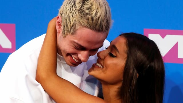Pete Davidson mit seiner damaligen Verlobten Ariana Grande an den MTV Music Awards 2018. Pete Davidson mit seiner damaligen Verlobten Ariana Grande an den MTV Music Awards 2018.