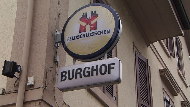 Schild eines Restaurants mit Aufschrift «Burghof». Schild eines Restaurants mit Aufschrift «Burghof».