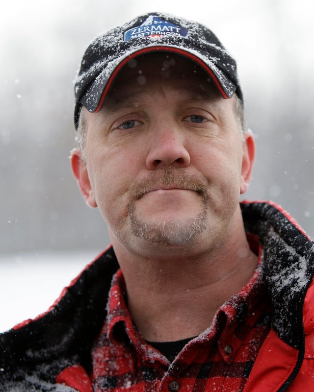Bradley Birkenfeld mit Schirmmütze bei Schneefall. Bradley Birkenfeld mit Schirmmütze bei Schneefall.