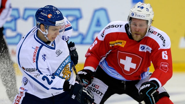 Sakari Salminen im Zweikampf mit Timo Helbling. Sakari Salminen im Zweikampf mit Timo Helbling.