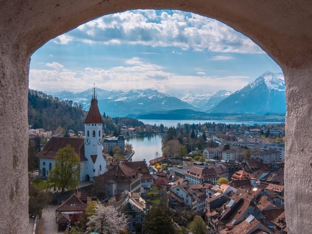 Aussicht auf die Stadt Thun und See.