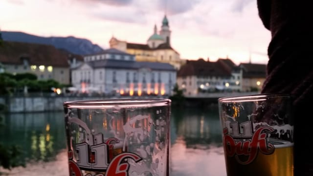 Ein Bierglas vor der Kathedrale in Solothurn. Ein Bierglas vor der Kathedrale in Solothurn.
