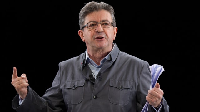 Jean-Luc Mélenchon redet auf einer Bühne mit Papieren in der linken Hand. Jean-Luc Mélenchon redet auf einer Bühne mit Papieren in der linken Hand.