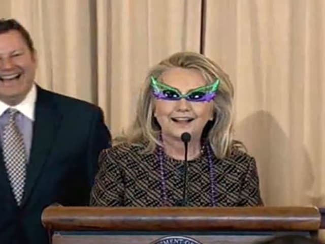 Hillary Clinton mit lustiger Brille Hillary Clinton mit lustiger Brille