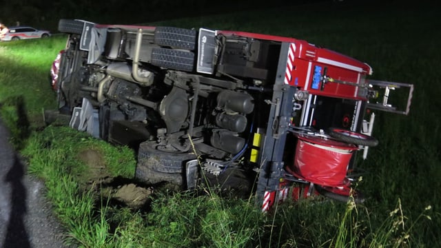 Umgekipptes Feuerwehrauto Umgekipptes Feuerwehrauto