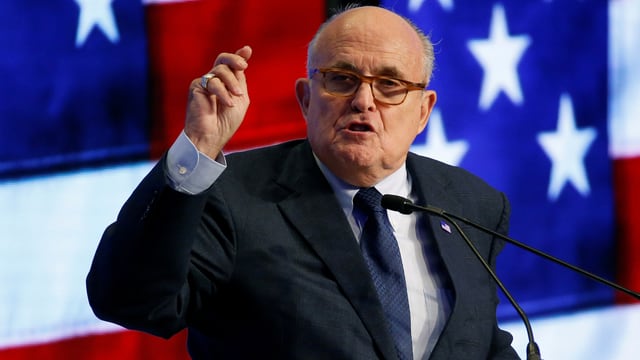 Rudy Giuliani in Nahaufnahme an einem Rednerpult. Rudy Giuliani in Nahaufnahme an einem Rednerpult.