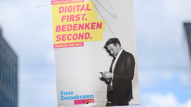 Wahlplakat. Darauf steht: Digital first. Bedenken second. Wahlplakat. Darauf steht: Digital first. Bedenken second.