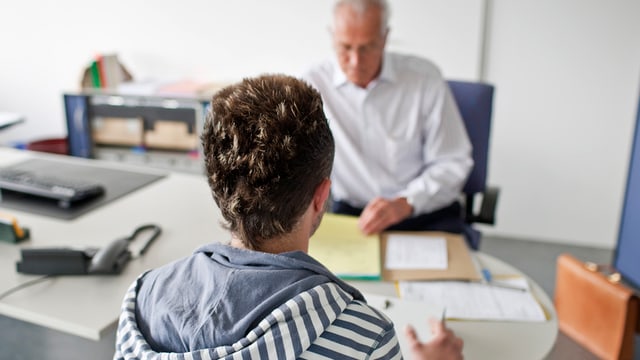 Jugendlicher in einem Beratungsgespräch Jugendlicher in einem Beratungsgespräch
