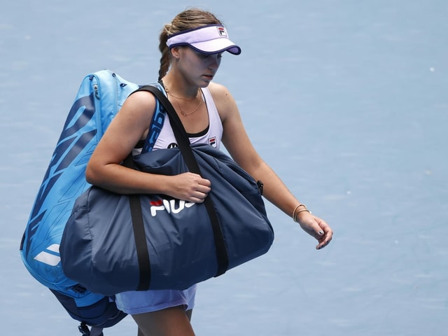 Sofia Kenin verlässt mit Tennistaschen den Court. Sofia Kenin verlässt mit Tennistaschen den Court.
