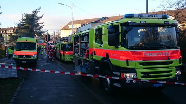 Mehrere Feuerwehrautos. Mehrere Feuerwehrautos.