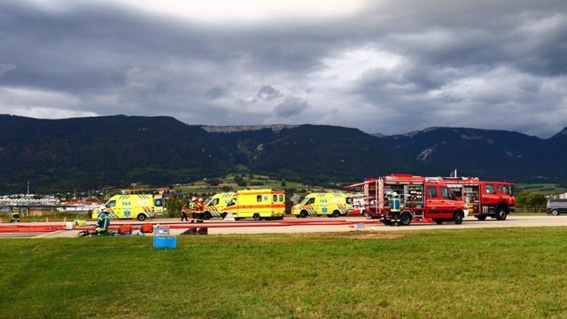 Ambulanzen und Feuerwehrfahrzeuge auf dem Rollfeld, im Hintergrund Jura-Kette Ambulanzen und Feuerwehrfahrzeuge auf dem Rollfeld, im Hintergrund Jura-Kette