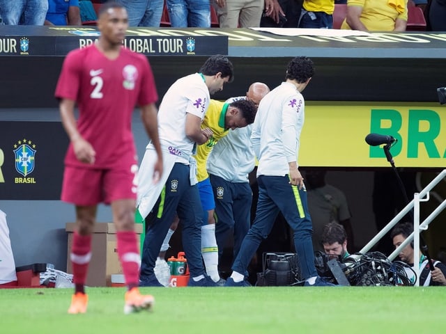 Brasiliens Superstar Neymar musste nach 20 Minuten ausgewechselt werden. Brasiliens Superstar Neymar musste nach 20 Minuten ausgewechselt werden.