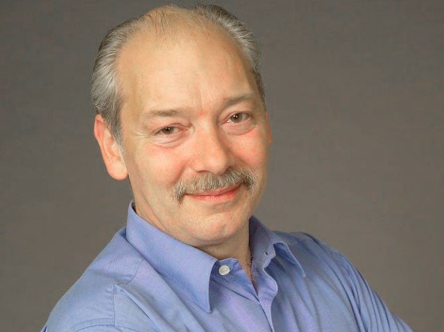 Klaus Teuber im Porträt. Er trägt ein hellblaues Hemd. Klaus Teuber im Porträt. Er trägt ein hellblaues Hemd.