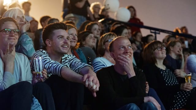 Totale des Publikums im Basler Stadtkino mit vielen lachenden Gesichtern. Totale des Publikums im Basler Stadtkino mit vielen lachenden Gesichtern.