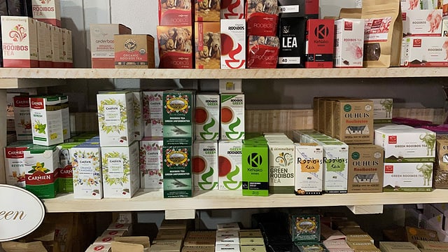 Das Verkaufsgestell eines Ladens, voll mit Produkten aus der Rooibos-Pflanze. Das Verkaufsgestell eines Ladens, voll mit Produkten aus der Rooibos-Pflanze.