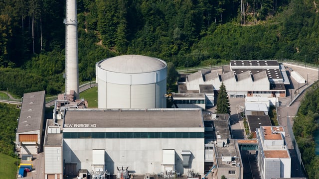 Luftaufnahme vom AKW Mühleberg, mit Kühlturm und Fabrikhallen. Luftaufnahme vom AKW Mühleberg, mit Kühlturm und Fabrikhallen.
