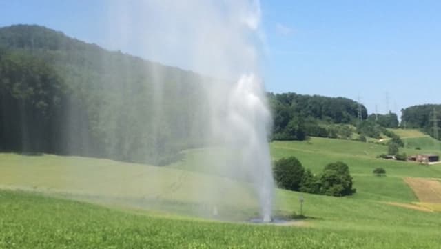 Wasserfontäne aus einem Loch im Boden. Wasserfontäne aus einem Loch im Boden.