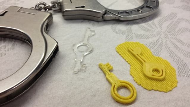 Schlüssel für Handschellen der Polizei aus einem 3-D-Drucker. Schlüssel für Handschellen der Polizei aus einem 3-D-Drucker.