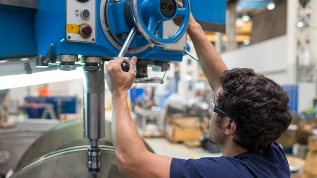 Ein Mitarbeiter von MAN Energy Solutions, Schweiz, Hersteller von Grossdieselmotoren und Turbinen, bei der Endmontage eines Rotors eines Turbokompressors Ein Mitarbeiter von MAN Energy Solutions, Schweiz, Hersteller von Grossdieselmotoren und Turbinen, bei der Endmontage eines Rotors eines Turbokompressors
