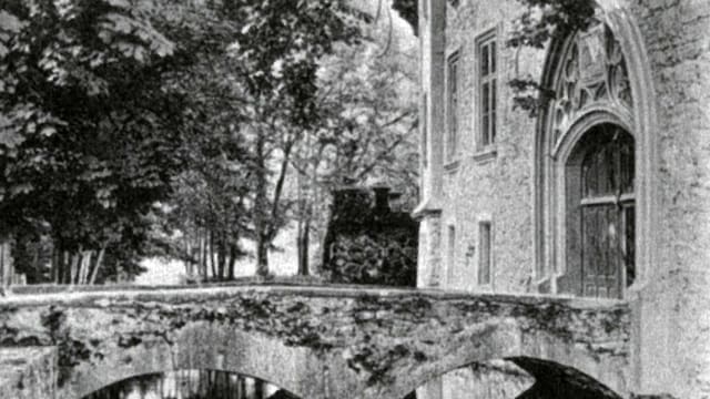 Eingang des Schloss Hallwyl. Brücke über Wasser mit schönem Eingang. Hans von Hallwyl hat sich beim Umbau übernommen. Eingang des Schloss Hallwyl. Brücke über Wasser mit schönem Eingang. Hans von Hallwyl hat sich beim Umbau übernommen.