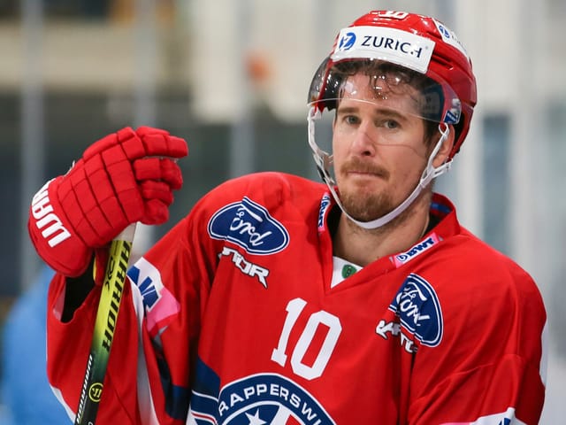 Roman Cervenka lehnt an der Bande Roman Cervenka lehnt an der Bande