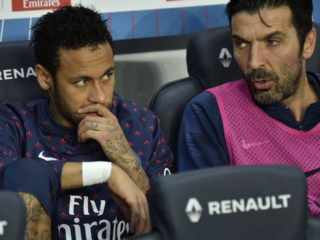 Neymar und Oldie Gianluigi Buffon mit finsterer Miene auf der Ersatzbank Neymar und Oldie Gianluigi Buffon mit finsterer Miene auf der Ersatzbank