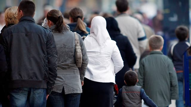 Strengere Regeln für Ausländerinnen und Ausländer. Strengere Regeln für Ausländerinnen und Ausländer.