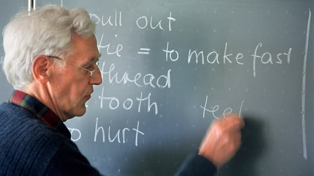Lehrer schreibt an Wandtafel Lehrer schreibt an Wandtafel