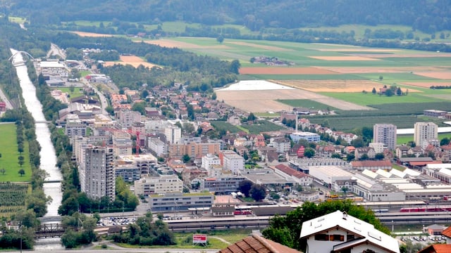 Luftaufnahme von Landquart, im Vordergrund der Rhein. Luftaufnahme von Landquart, im Vordergrund der Rhein.