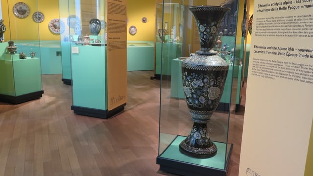 Blick in die Ausstellung, zuvorderst eine grosse Amphore Blick in die Ausstellung, zuvorderst eine grosse Amphore