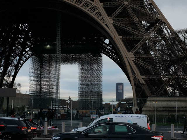 Autos vor dem Eiffelturm.