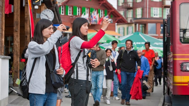 Touristen, auch aus Asien, promenieren auf der Kleinen Scheidegg im Berner Oberland. Touristen, auch aus Asien, promenieren auf der Kleinen Scheidegg im Berner Oberland.