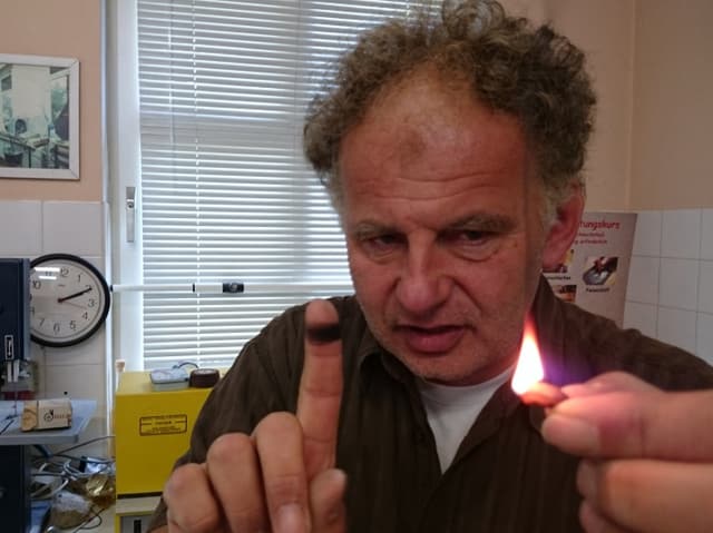 Boy Jöns mit Feuer und schwarzem Finger Boy Jöns mit Feuer und schwarzem Finger