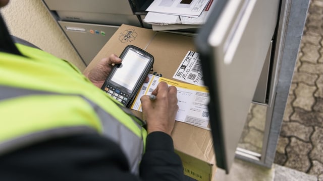Postbote schreibt einen Zettel Postbote schreibt einen Zettel