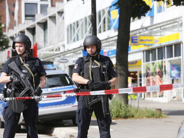 Schwerbewaffnete Polizisten Schwerbewaffnete Polizisten