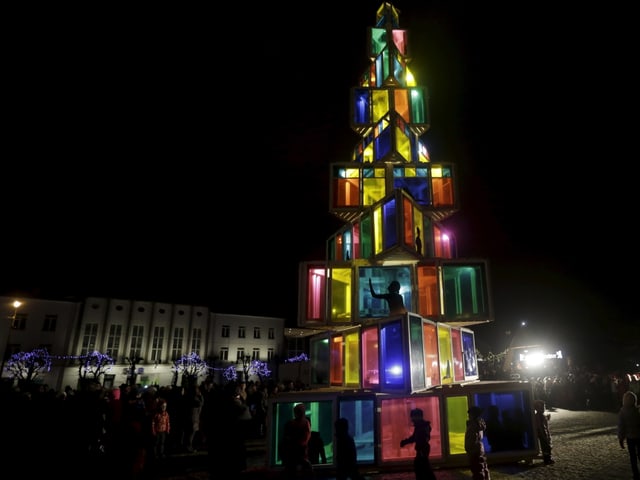 Bunter Weihnachtsbaum aus farbigen Holzfenstern im estländischen Rakvere